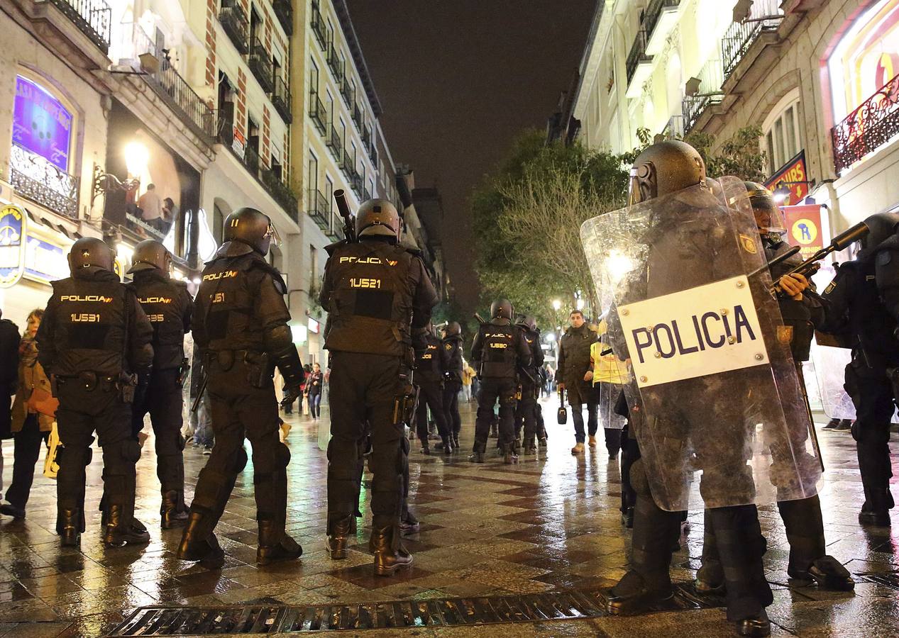 Sábado, 21 de marzo: Despliegue policial en la calle Montera ante los destrozos que varios integrantes de grupos radicales han realizado en mobiliario urbano en los alrededores, al término de las Marchas por la Dignidad. Fotografía: EFE