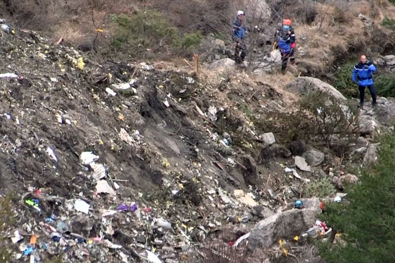 Martes, 24 de marzo. Un Airbus A320 de la compañía Germanwings, en el que viajaban 150 personas se estrella en los Alpes Haute Provence, en el sur de Francia. El avión procedente de Barcelona viajaba a Dusseldorf. Fotografías: Agencias.