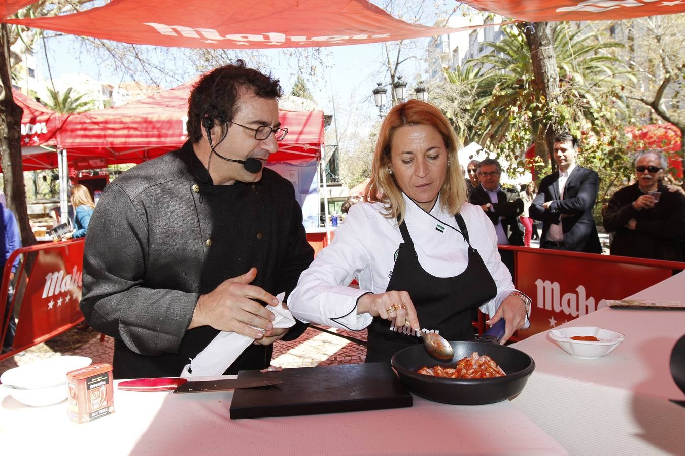 Viernes, 27 de marzo. 108 propuestas culinarias participaron en Extregusta durante el fin de semana en Cáceres. Un certamen donde la protagonista fue la tapa en las 30 casetas instaladas en el Paseo de Cánovas. Fotografías: Armando.