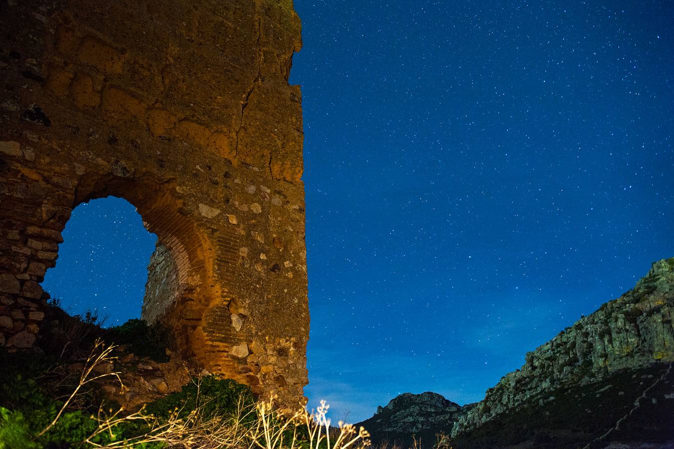 Puerta y Sierra a la luz de las estrellas
