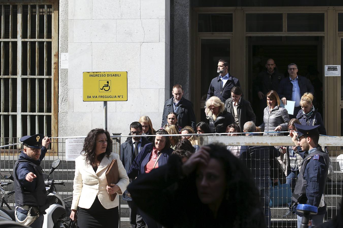Jueves, 9 de abril: Un juez del Tribunal de Milán falleció en un tiroteo en el Palacio de Justicia de la Milán que incluso podría haber causado la muerte a otra persona y varios heridos. El autor es, según algunos medios italianos, Claudio Giardiello, imputado en un caso de bancarrota fraudulenta que abrió fuego en una sala de esta sede judicial. Fotografías: Agencias