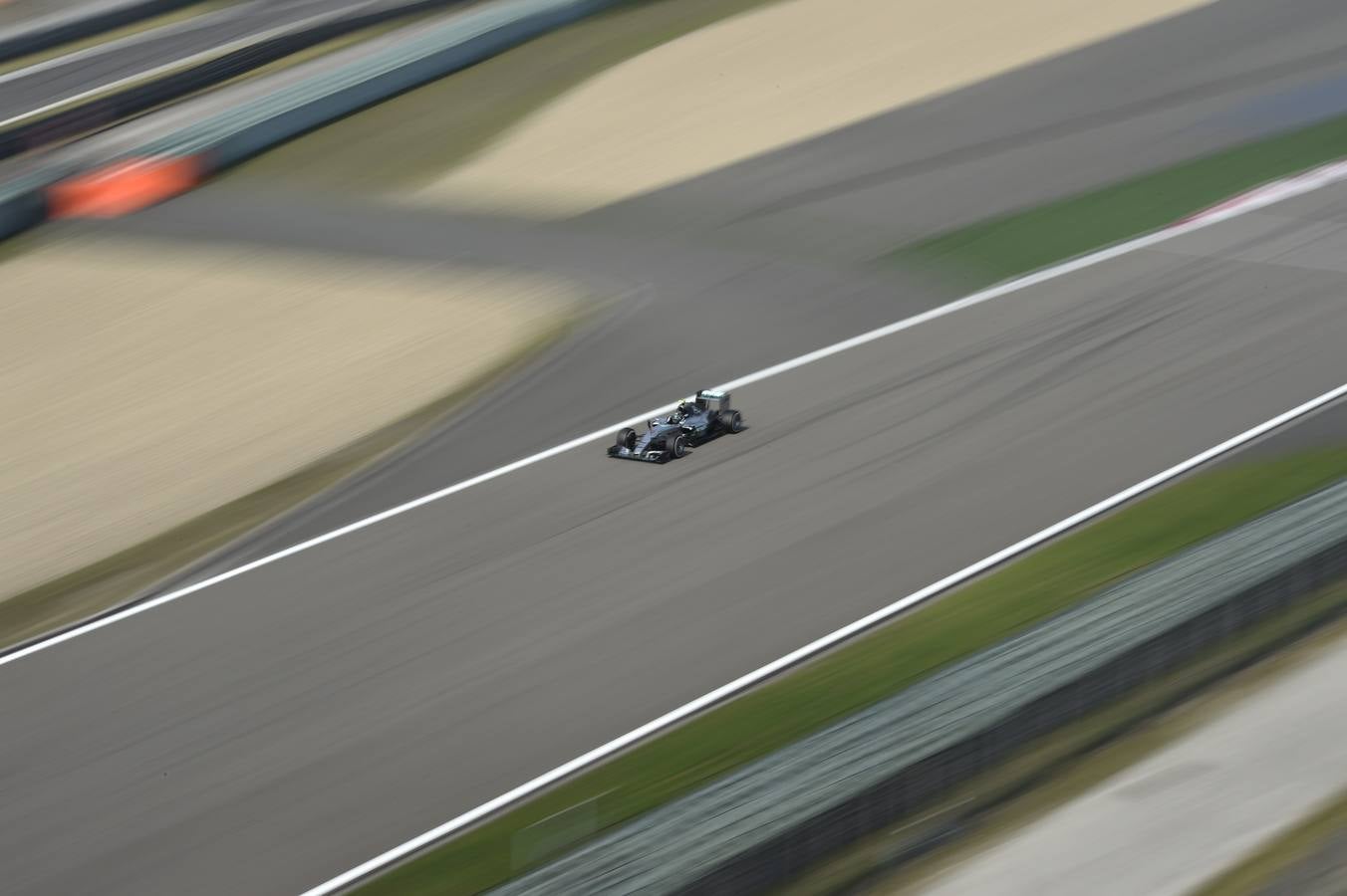 Hamilton gana en Shanghái