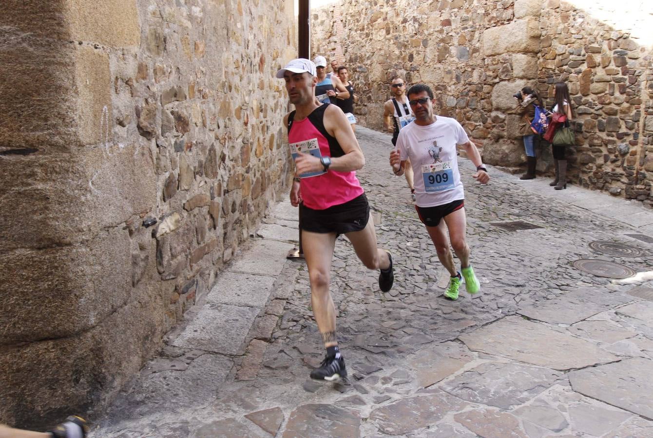 Domingo, 12 de abril: La media maratón de Cáceres contó con récord de participación en el que se han incluyeron novedades en el recorrido: 10.000 metros para los menos experimentados, la media por relevos para los que quieren probar sus límites y la 'Peque media' para los benjamines de la casa. Fotografía: Armando Méndez