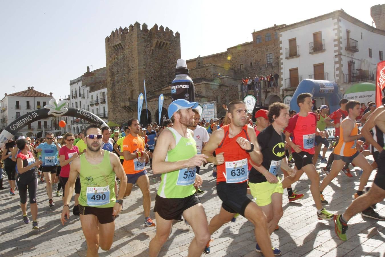 Domingo, 12 de abril: La media maratón de Cáceres contó con récord de participación en el que se han incluyeron novedades en el recorrido: 10.000 metros para los menos experimentados, la media por relevos para los que quieren probar sus límites y la 'Peque media' para los benjamines de la casa. Fotografía: Armando Méndez