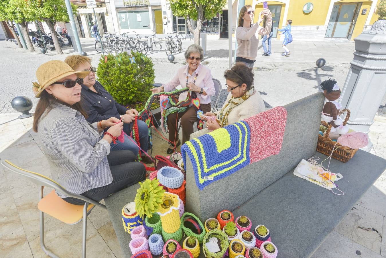 Sábado, 11 de abril: Gran éxito de participantes en la iniciativa 'La ciudad tejida', que decoró el mobiliario de la Plaza de España de Badajoz. Fotografía: JV Arnelas