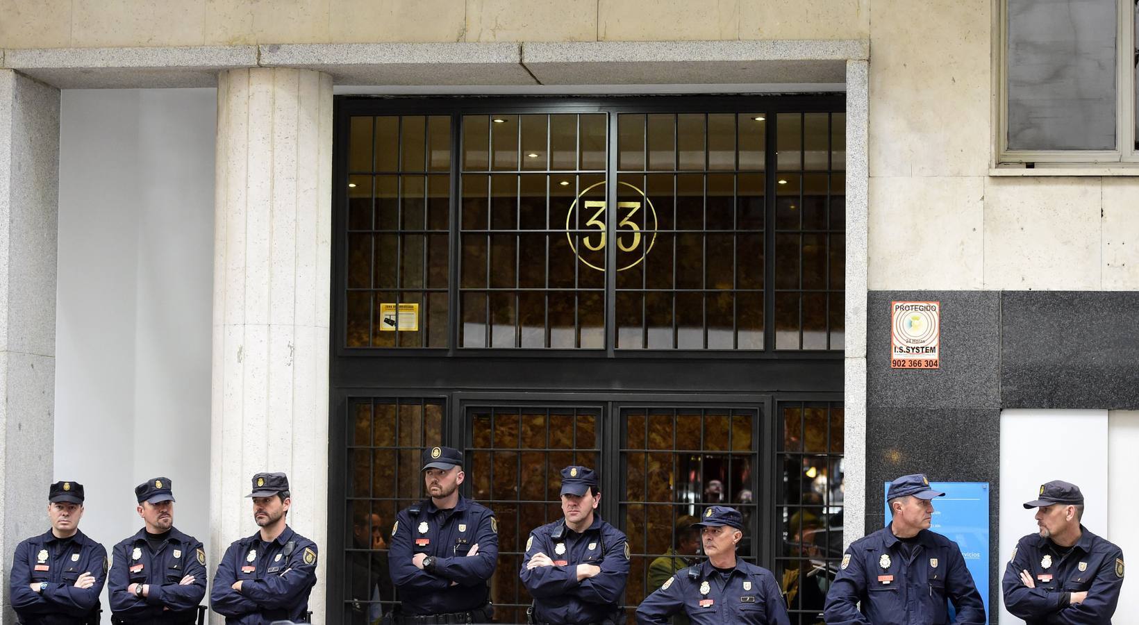 Jueves, 16 de abril: El exvicepresidente del Gobierno y expresidente de Bankia Rodrigo Rato sale hoy de su domicilio de Madrid escoltado por agentes de Aduanas tres horas después de iniciarse el registro de su vivienda ordenado hoy por un juez a instancias de la Fiscalía. Fotografias: Agencias.