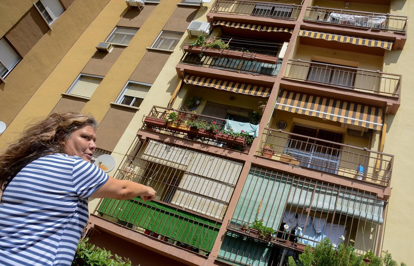 Lunes, 13 de abril. Una mujer de 72 años se salva al caer desde su balcón al del piso inferior. El accidente se produjo a las 8.30 de la mañana en la avenida Augusto Vázquez cuando la mujer, que vive en un cuarto piso, se salvó de caer al vacío. Fotografía: Casimiro Moreno