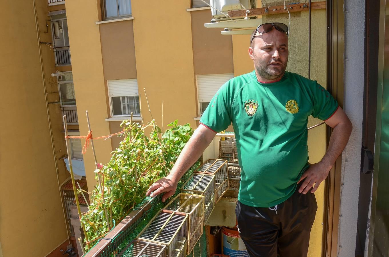 Lunes, 13 de abril. Una mujer de 72 años se salva al caer desde su balcón al del piso inferior. El accidente se produjo a las 8.30 de la mañana en la avenida Augusto Vázquez cuando la mujer, que vive en un cuarto piso, se salvó de caer al vacío. Fotografía: Casimiro Moreno