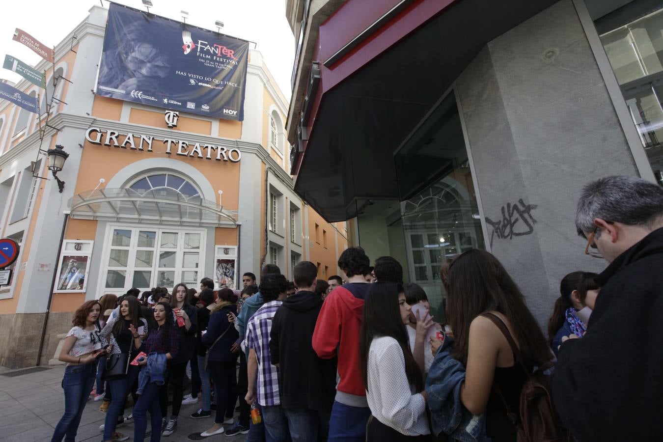 Sábado, 18 de abril: La parroquia de esa cita con el cine fantástico y de terror es variada, aunque predominen los jóvenes. Todos ellos dieron un caluroso abrazo de bienvenida a la quinta edición del Fanter Film Festival de una propuesta que ha crecido y que tiene serias posibilidades de convertirse en una importante baza cultural para la ciudad. Fotografía: Lorenzo Cordero