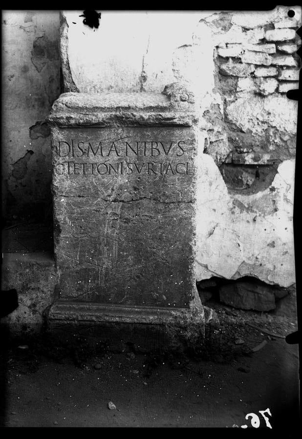 Hallazgo del Ara de Cayo Tettonio Suriaco, inserta en un muro del jardín de una casa emeritense (Anónimo, Antes de julio de 1944)