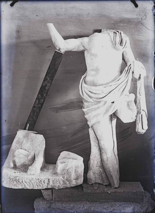 Estauta de Cautes del Mitreo, en el estado previo a su reintegración y restauración (Anónimo, 1913-1914).