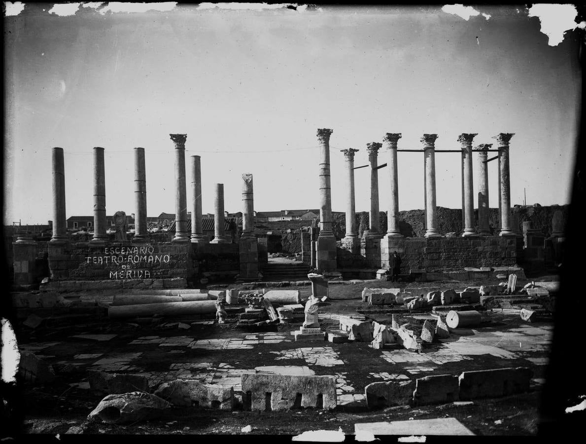 Frente escénico del Teatro Romano de Mérida, con un sólo cuerpo de columnas levantado en el frente escénico (Marcial Bocconi, 1922-1923)..