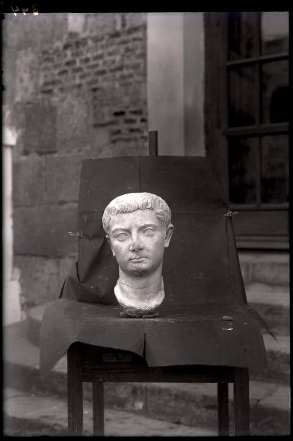 Cabeza de mármol de Tiberio. La escasez de medios agudiza el ingenio del fotógrafo (Abelardo de la Barrera Abascal, 1948).