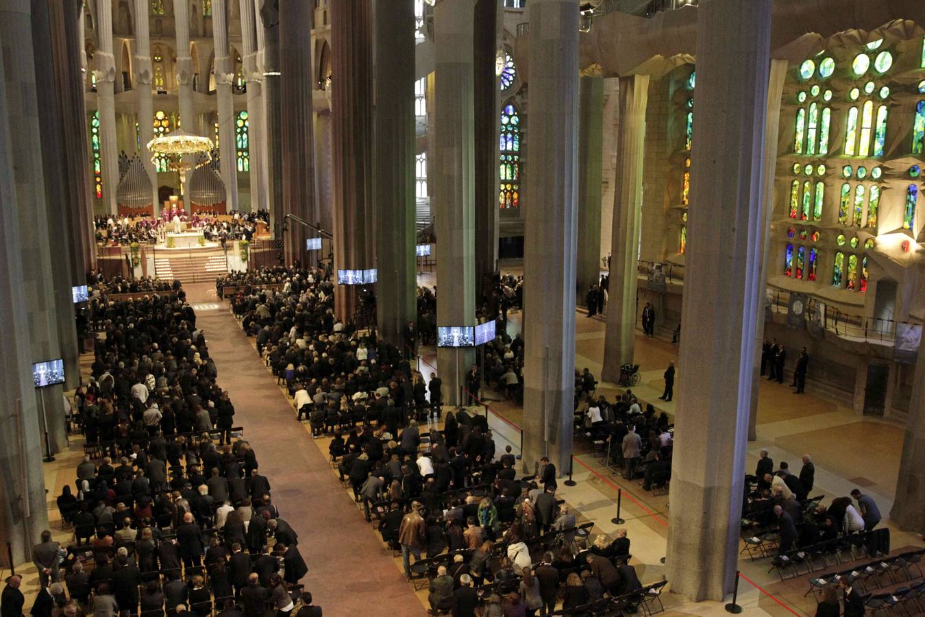 Lunes, 27 de abril: Los reyes de España asisten en la basílica de la Sagrada Familia de Barcelona al funeral institucional en homenaje a las 150 víctimas del avión de Germanwings que se estrelló en los Alpes, en un acto religioso al que acudieron más de 1200 personas. Fotografía: Agencias.