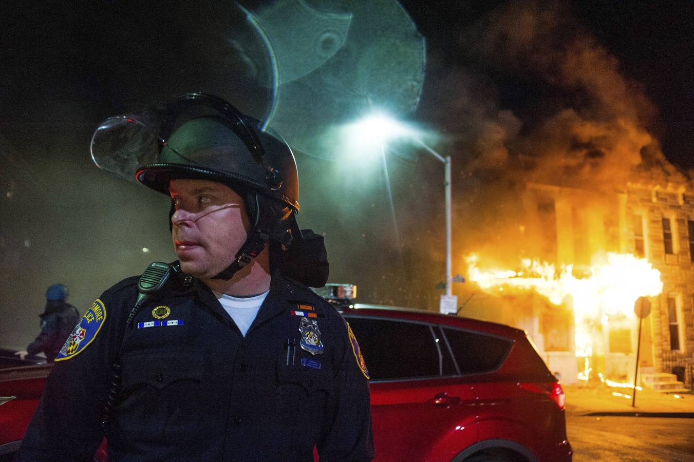 Martes, 28 de abril: Tras el entierro del joven, las protestas se tornaron violentas y los incendios, saqueos de tiendas y altercados contra la Policía sumieron a la ciudad de Baltimore (Estados Unidos) en el caos total y un toque de queda. El resultado fue la detención de 27 personas y 15 policías heridos. Fotografía: Noah Scialom