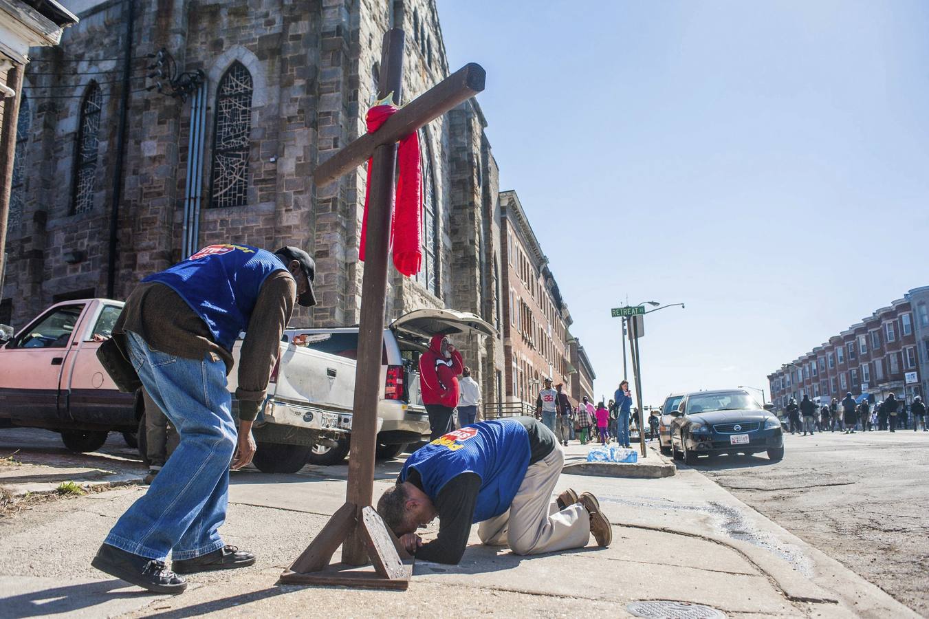 Martes, 28 de abril: Tras el entierro del joven, las protestas se tornaron violentas y los incendios, saqueos de tiendas y altercados contra la Policía sumieron a la ciudad de Baltimore (Estados Unidos) en el caos total y un toque de queda. El resultado fue la detención de 27 personas y 15 policías heridos. Fotografía: Noah Scialom