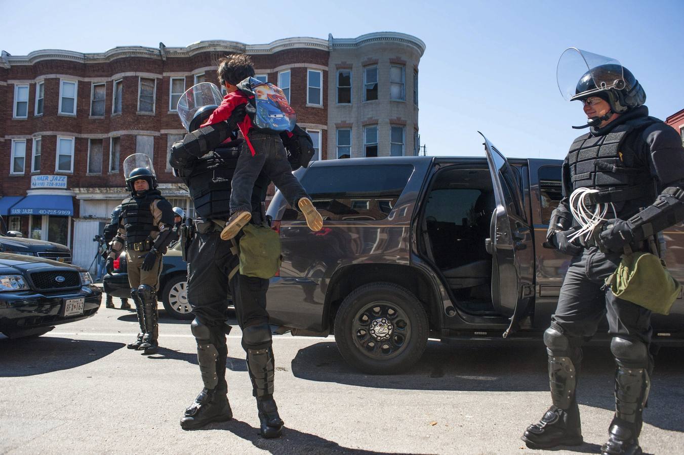 Martes, 28 de abril: Tras el entierro del joven, las protestas se tornaron violentas y los incendios, saqueos de tiendas y altercados contra la Policía sumieron a la ciudad de Baltimore (Estados Unidos) en el caos total y un toque de queda. El resultado fue la detención de 27 personas y 15 policías heridos. Fotografía: Noah Scialom