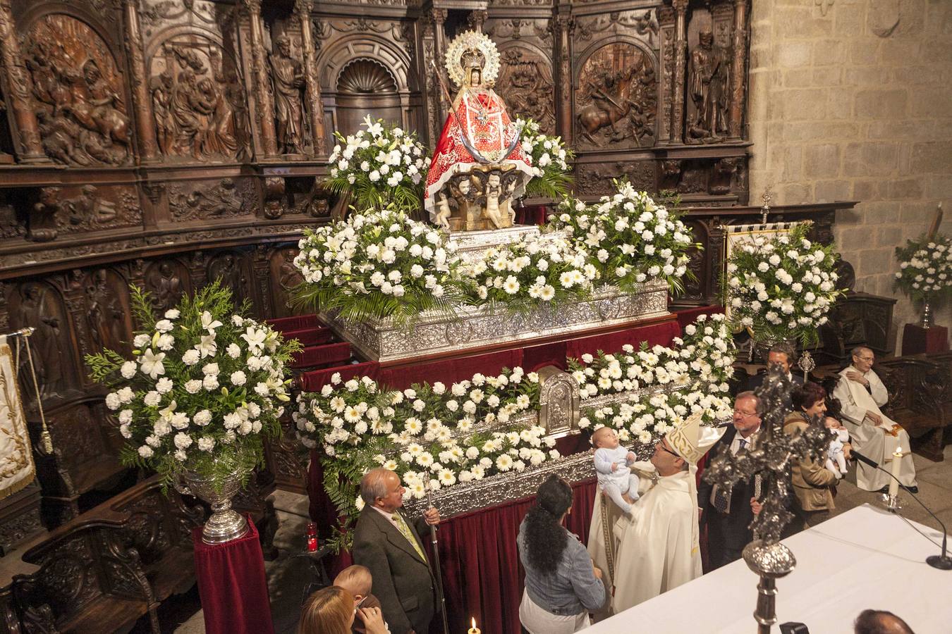 Miércoles, 30 de abril: 392 niños, 91 más que el año pasado, pasaron ante la Virgen de la Montaña para cumplir una tradición que se hereda de padres a hijos y que regala una de las estampas más entrañables del novenario de la patrona. Los cacereños acuden a esta cita para presentar a los bebés nacidos durante el último año ante la imagen. Fotografía: Jorge Rey