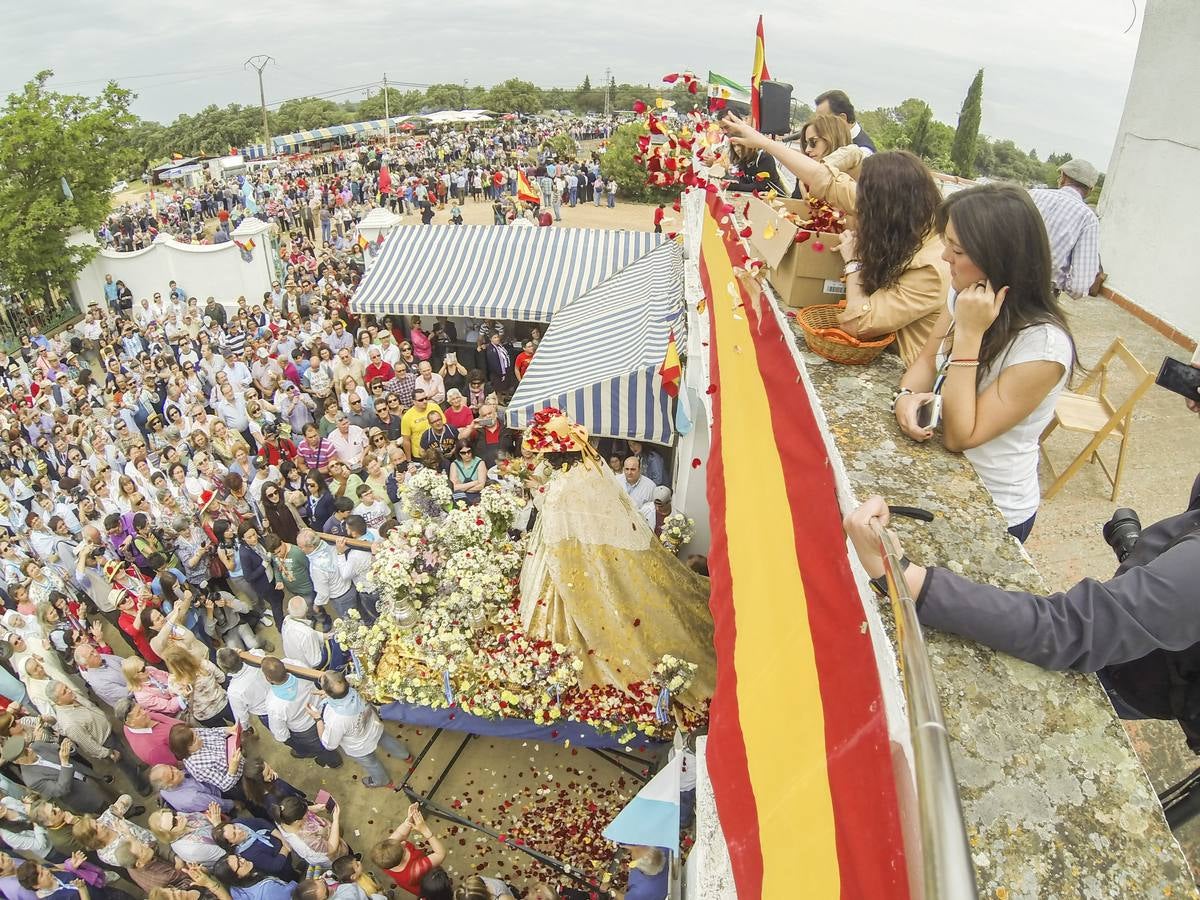 Domingo, 3 de mayo: El día grande de la romería volvió a llenar la dehesa de familias y grupos pasando un día de campo para ver a la Virgen de Bótoa. Fotografia: JV Arnelas