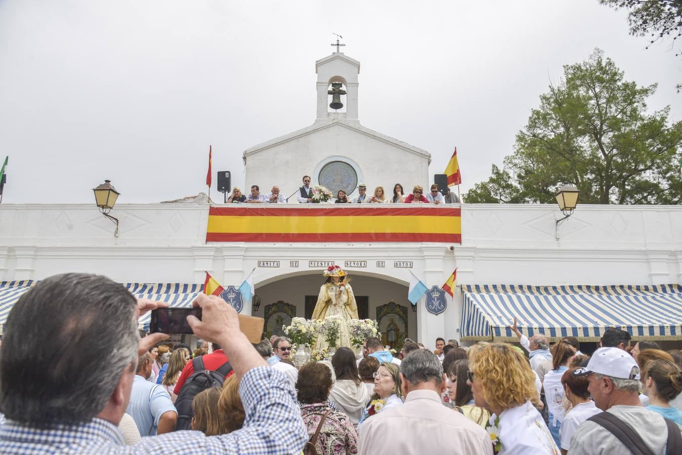 Domingo, 3 de mayo: El día grande de la romería volvió a llenar la dehesa de familias y grupos pasando un día de campo para ver a la Virgen de Bótoa. Fotografia: JV Arnelas