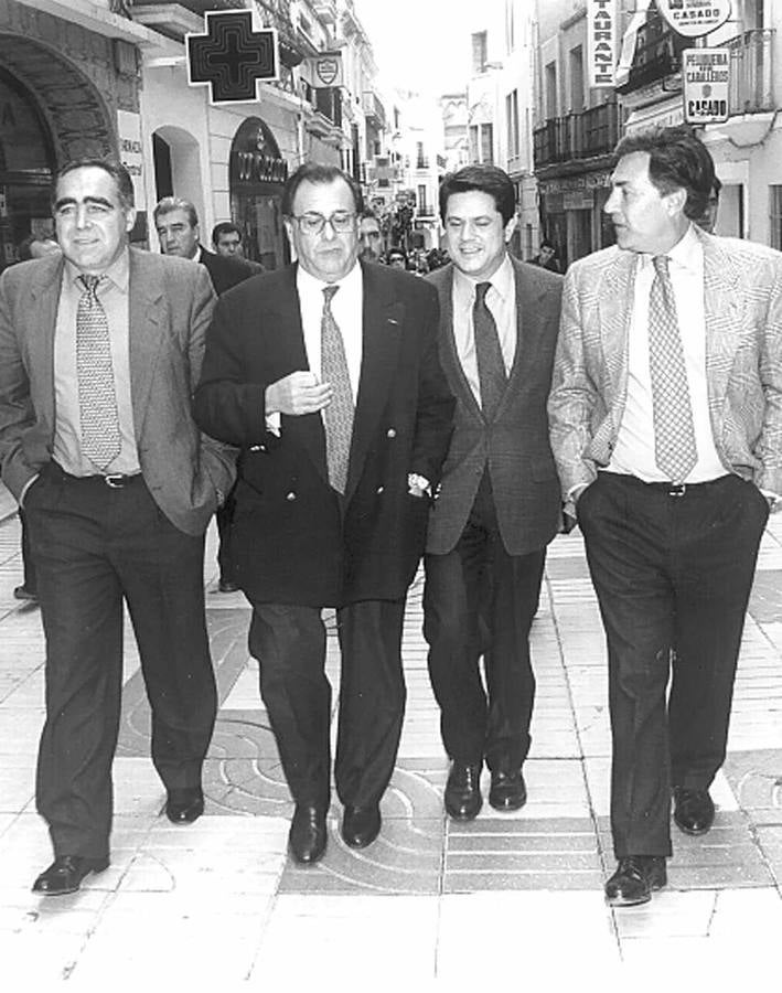 1996- Pedro Acedo Luis Ramallo, Federico Trillo y Juan Ignacio Barrero en la calle Santa Eulalia de Mérida