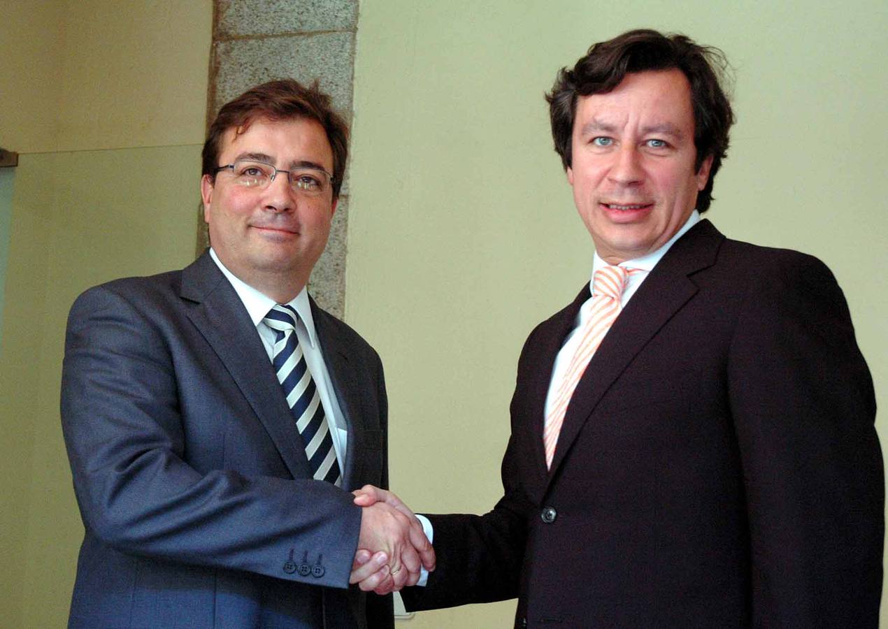 2007- Guillermo Fernández Vara,  presidente de la Junta de Extremadura, saludando a Carlos Floriano, presidente del PP regional antes de la entrevista que ambos mantuvieron