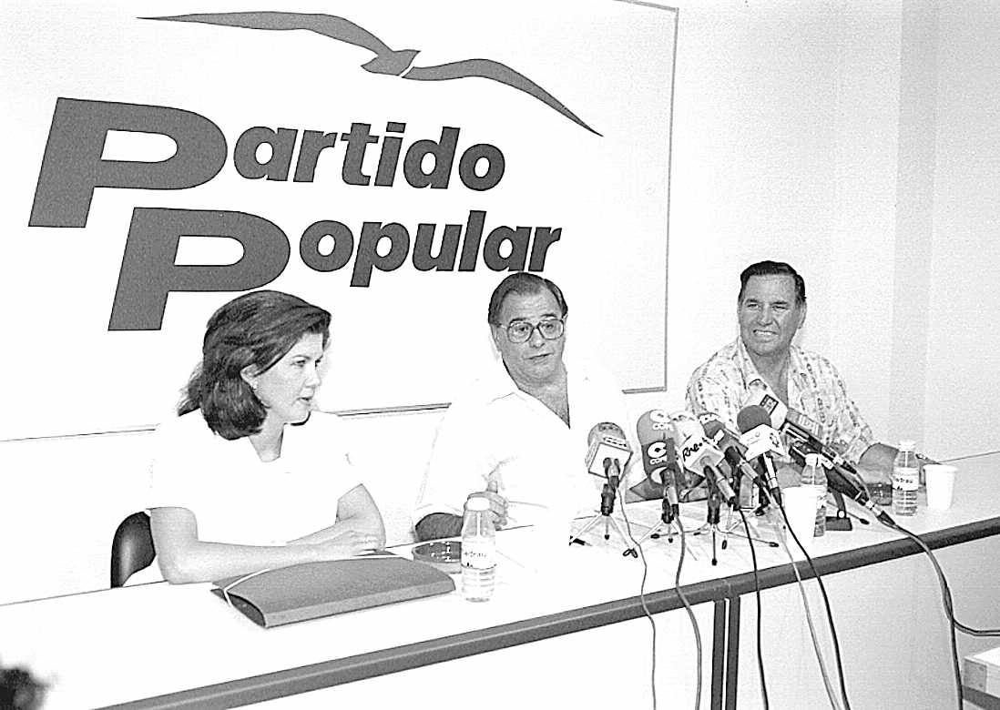 1996- Carmen Montero y Luis Ramallo en rueda de prensa