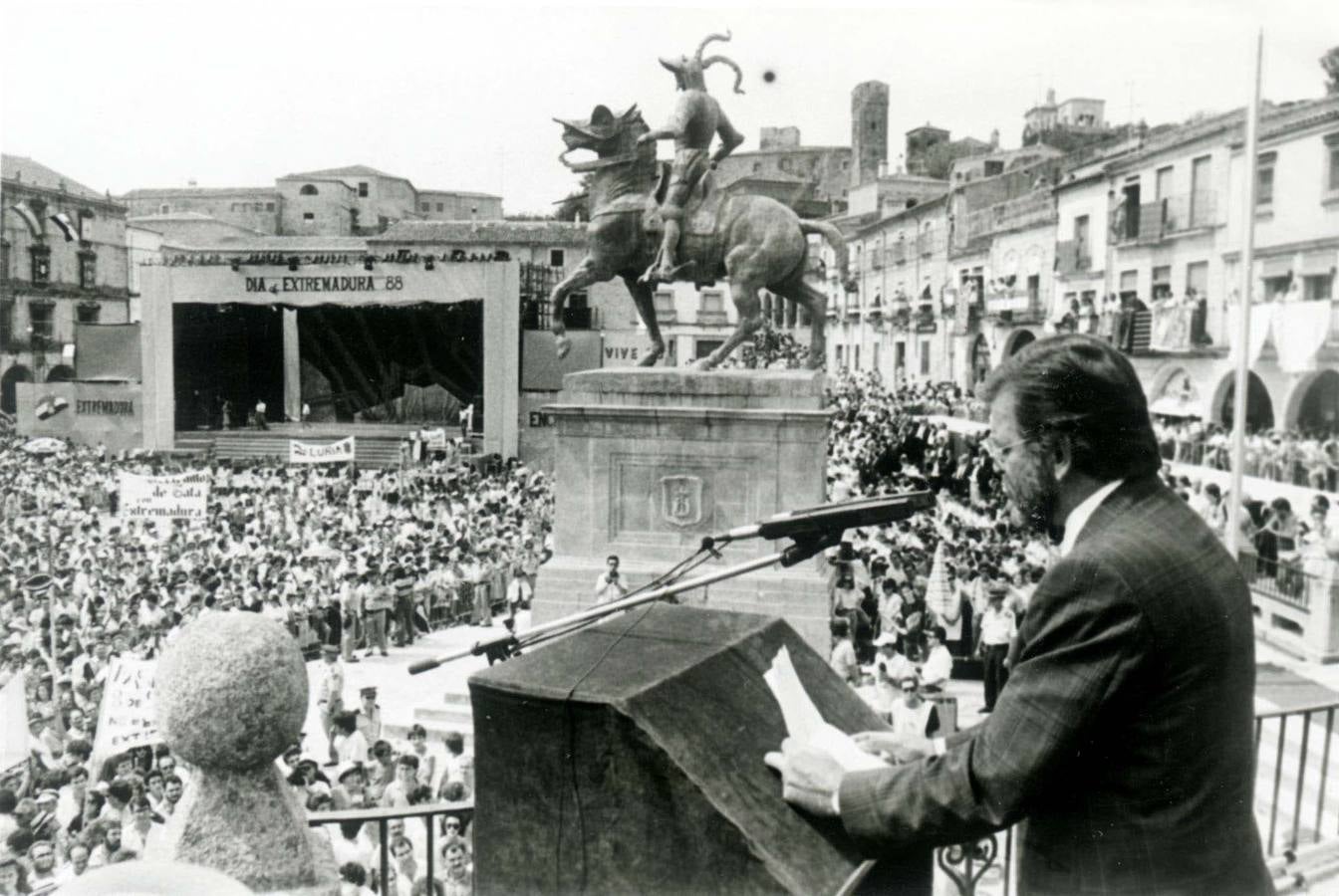 El presidente de la Junta de Extremadura Juan Carlos Rodríguez Ibarra interviniendo en el Día de Extremadura de 1988 en la Plaza Mayor de Trujillo