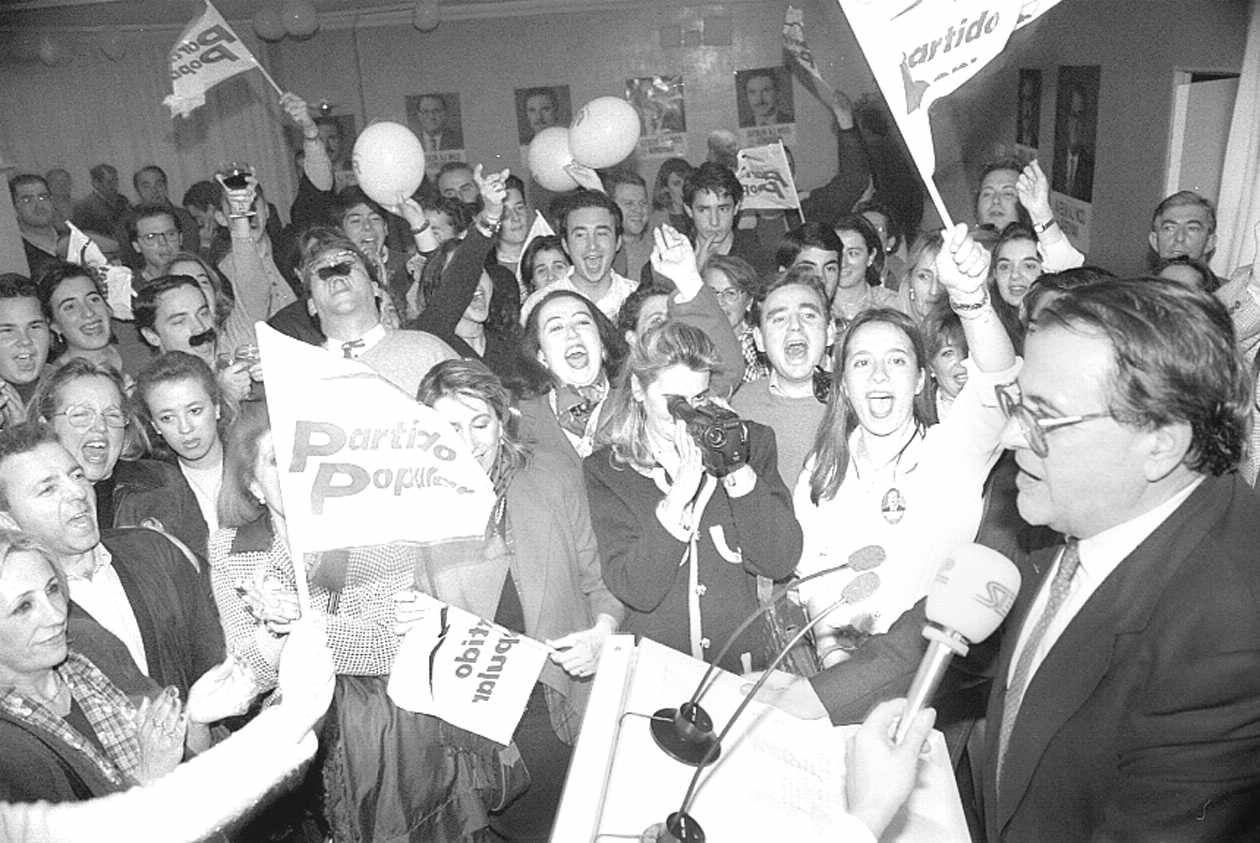 1996- Luis Ramallo en la fiesta del Partido Popular tras las elecciones generales en Badajoz