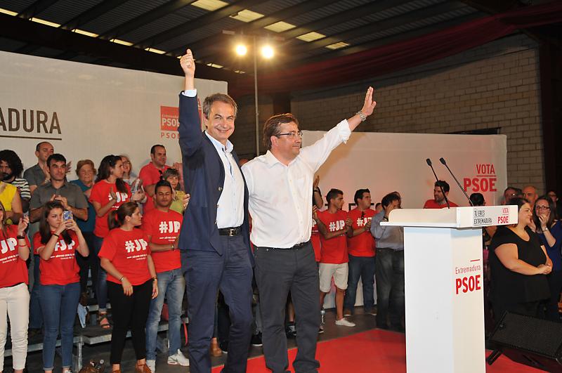 Zapatero acompaña a Vara en un mitin en Plasencia