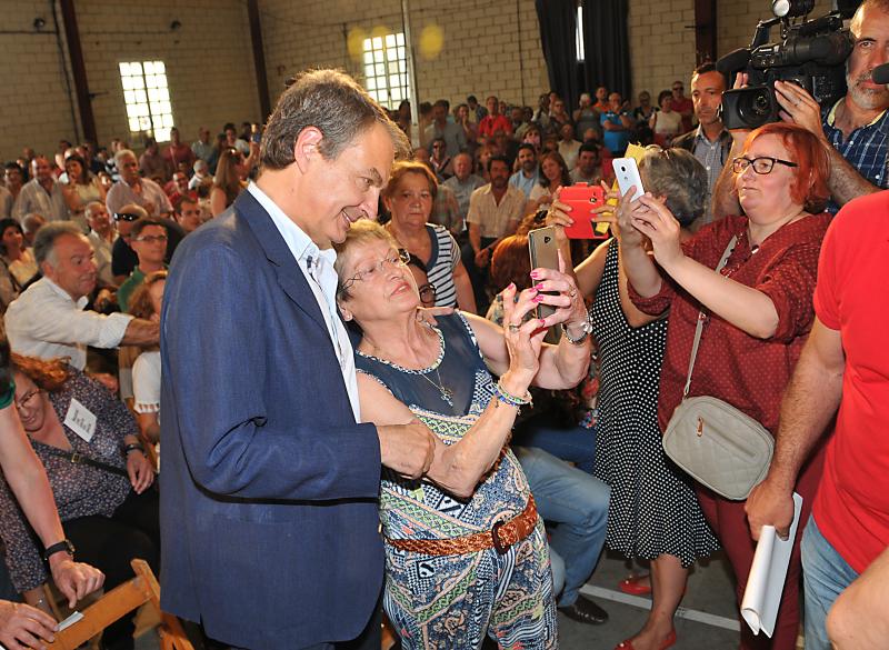 Zapatero acompaña a Vara en un mitin en Plasencia