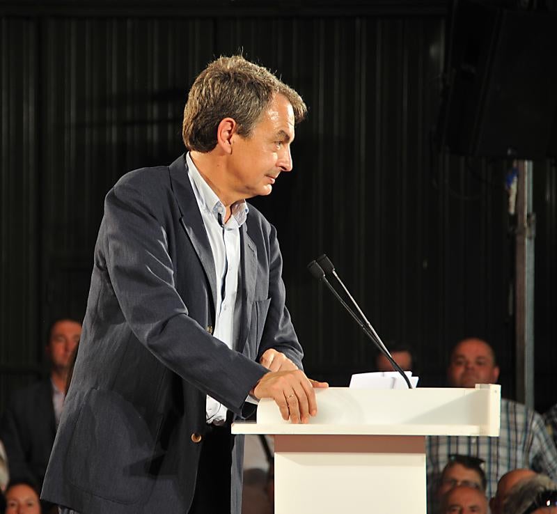 Zapatero acompaña a Vara en un mitin en Plasencia