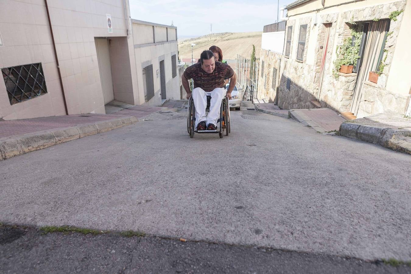 Lunes, 11 de mayo: Unas obras que se alargan, una calle que aumenta de pendiente, un ciudadano que no quiere resignarse. Esa es la situación de Eustaquio Redondo, de 57 años, vecino de la calle Urano, en el barrio de San Marquino en Cáceres, no puede salir a la calle sin ayuda. Fotografías: Jorge Rey