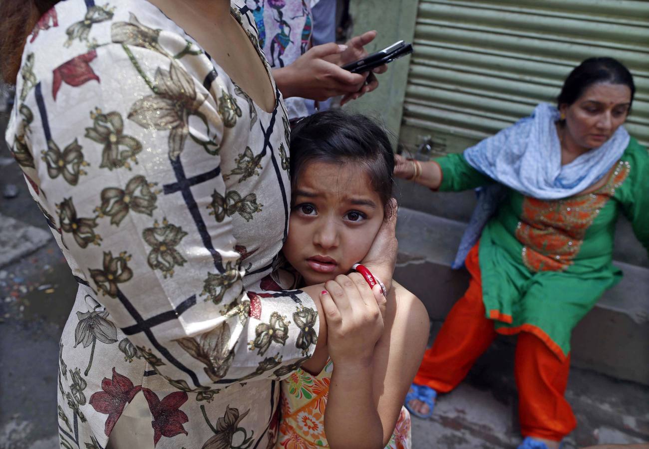 Martes, 12 de mayo: Un nuevo terremoto de 7,4 grados en la escala de Richter sacudió Nepal, con epicentro al noreste de Katmandú, la zona más afectada por el seísmo del pasado 25 de abril, y fue seguido de tres réplicas, una de ellas de 6,3 grados, según informó el Servicio Geológico de EEUU. Fotografías: Agencias