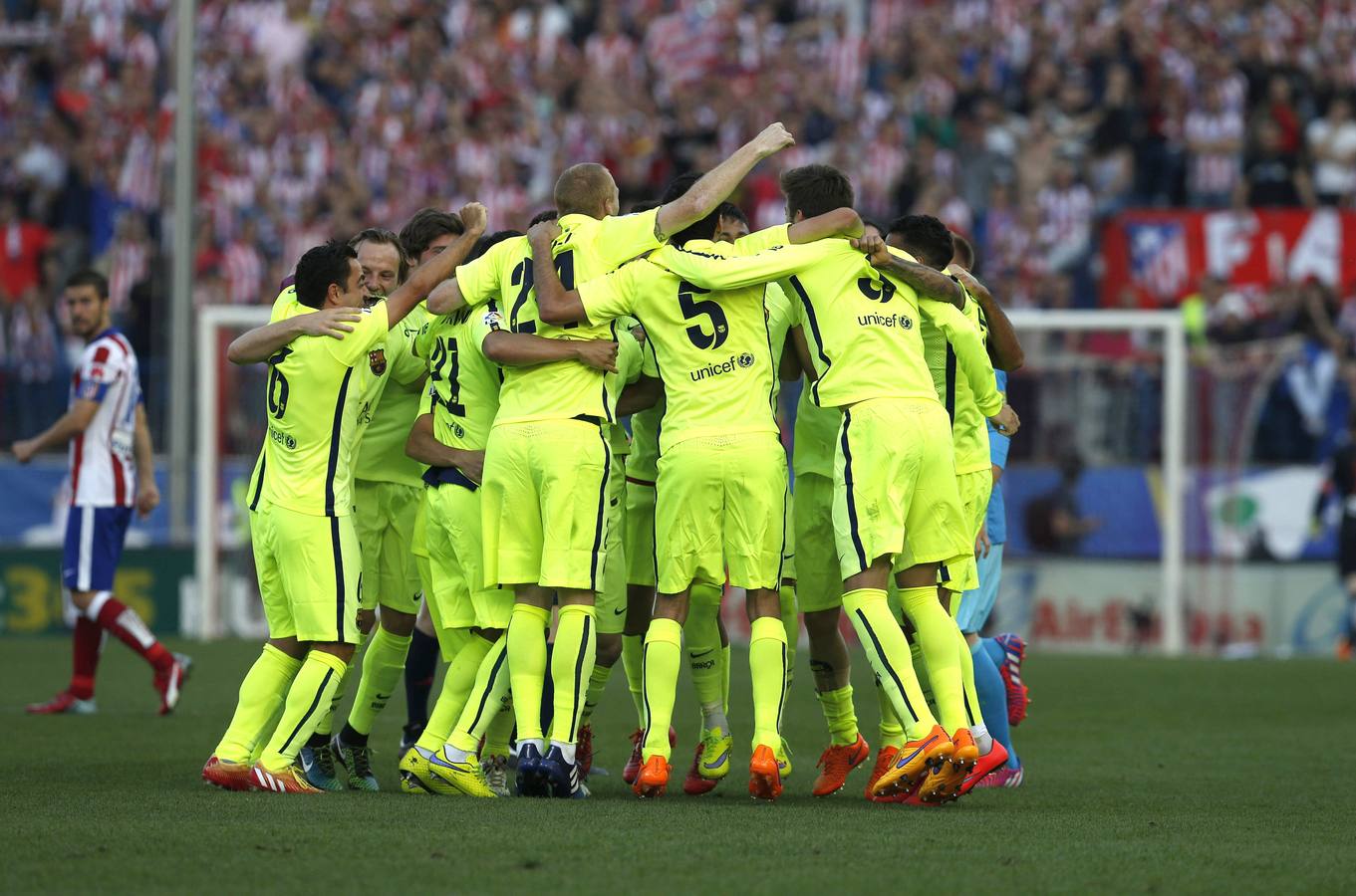 Domingo, 17 de mayo: El Fútbol Club Barcelona se proclama campeón de liga en la jornada 37 frente al Atlético de Madrid, al vencer en el Vicente Calderón por 0-1. Fotografías: Agencias.