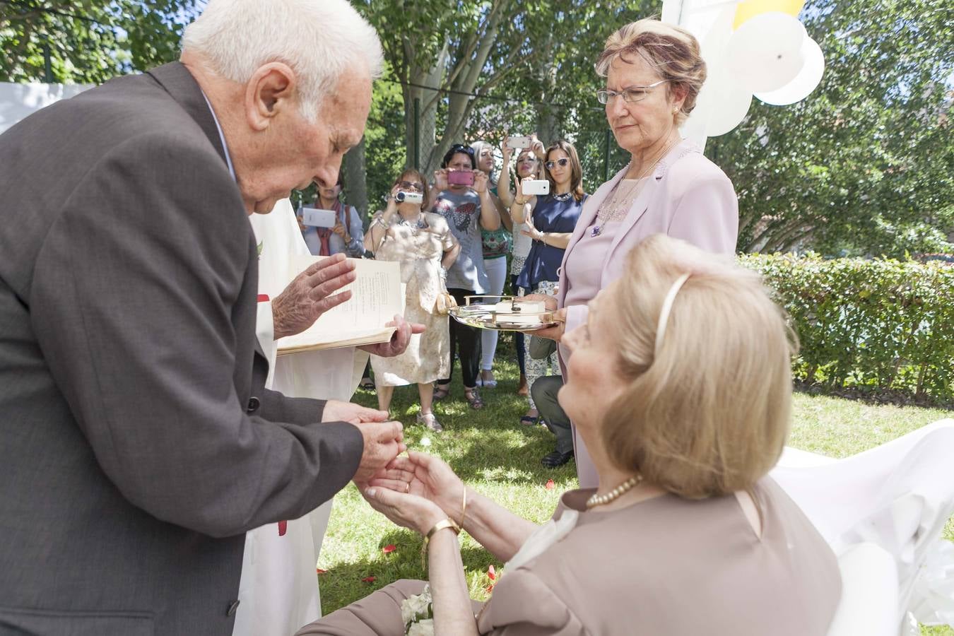 Sábado, 16 de mayo. Una pareja de octogenarias contraen matrimonio en la residencia de ancianos Ciudad Jardín de Cáceres. Fotografías: Jorge Rey