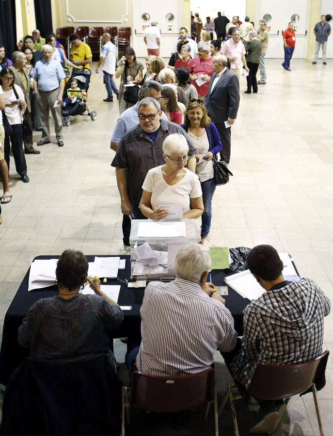 Los españoles acuden a las urnas