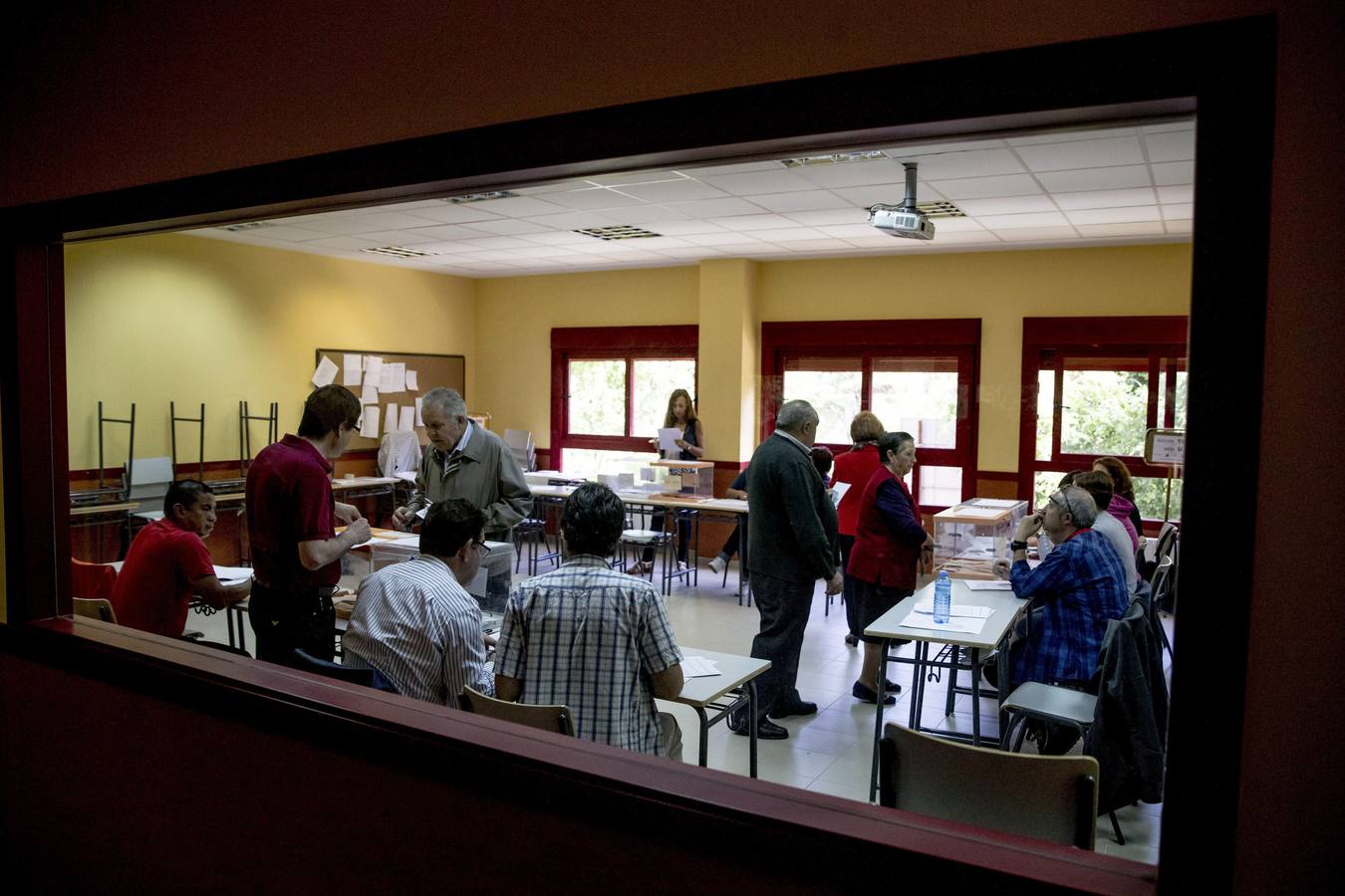 Los españoles acuden a las urnas