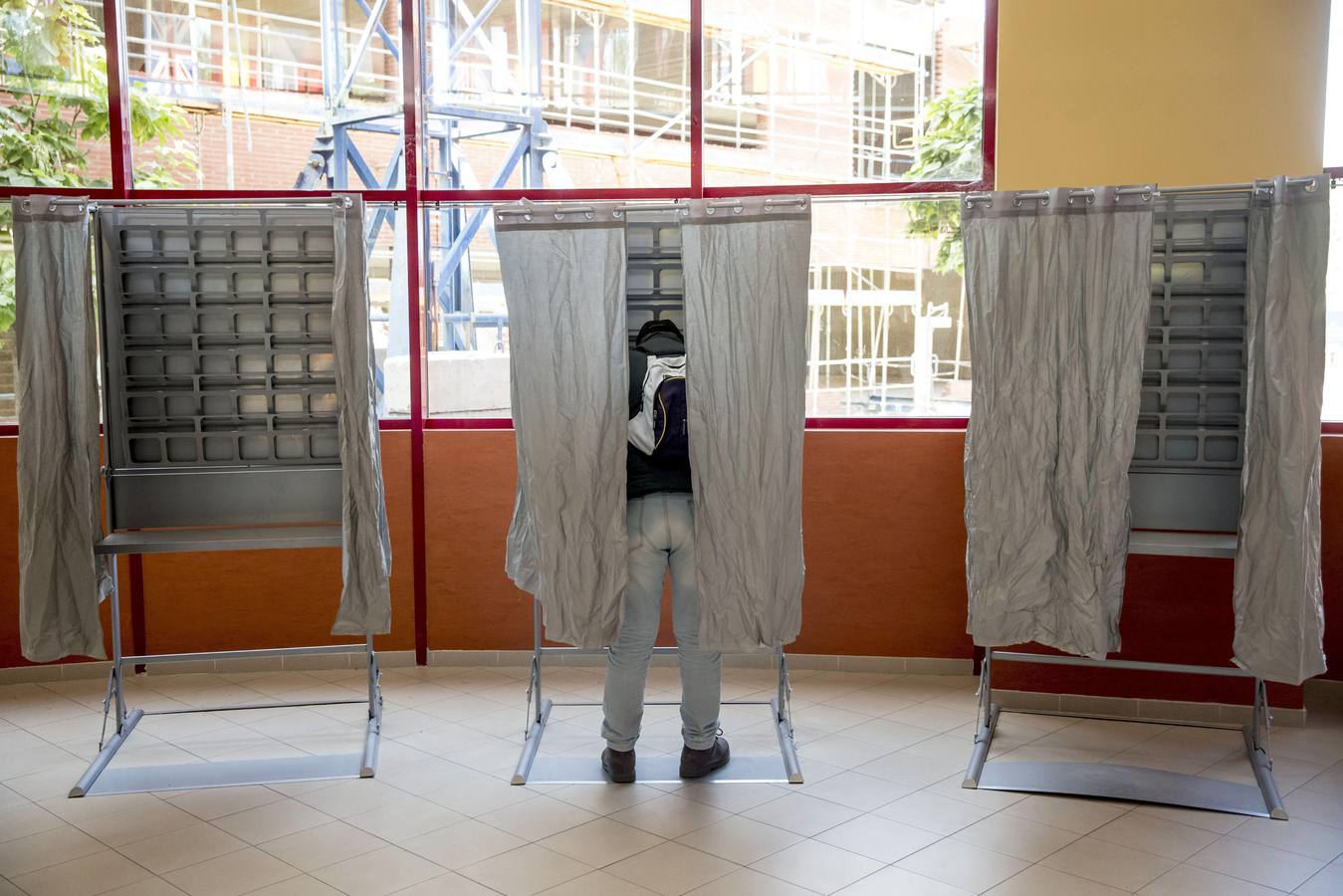 Los españoles acuden a las urnas