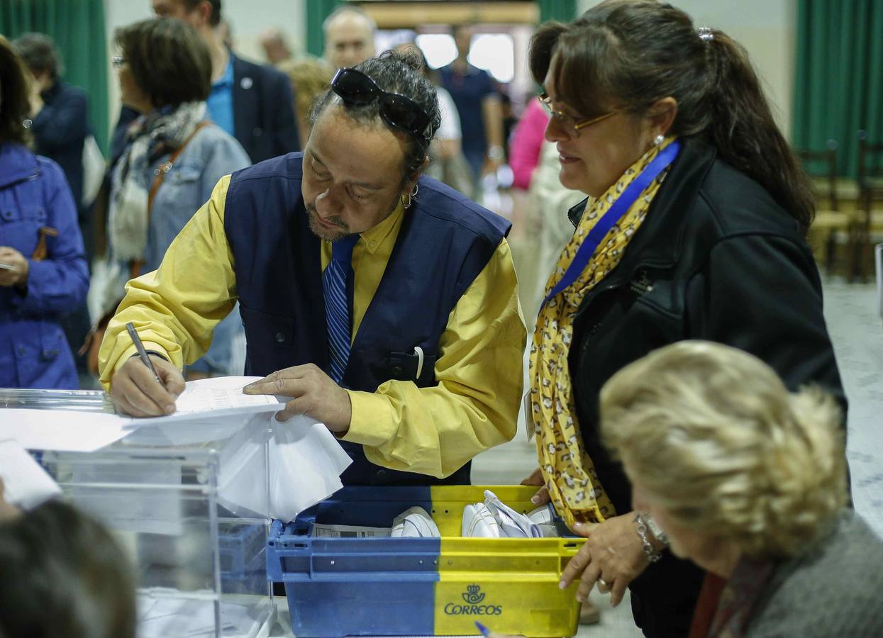 Los españoles acuden a las urnas