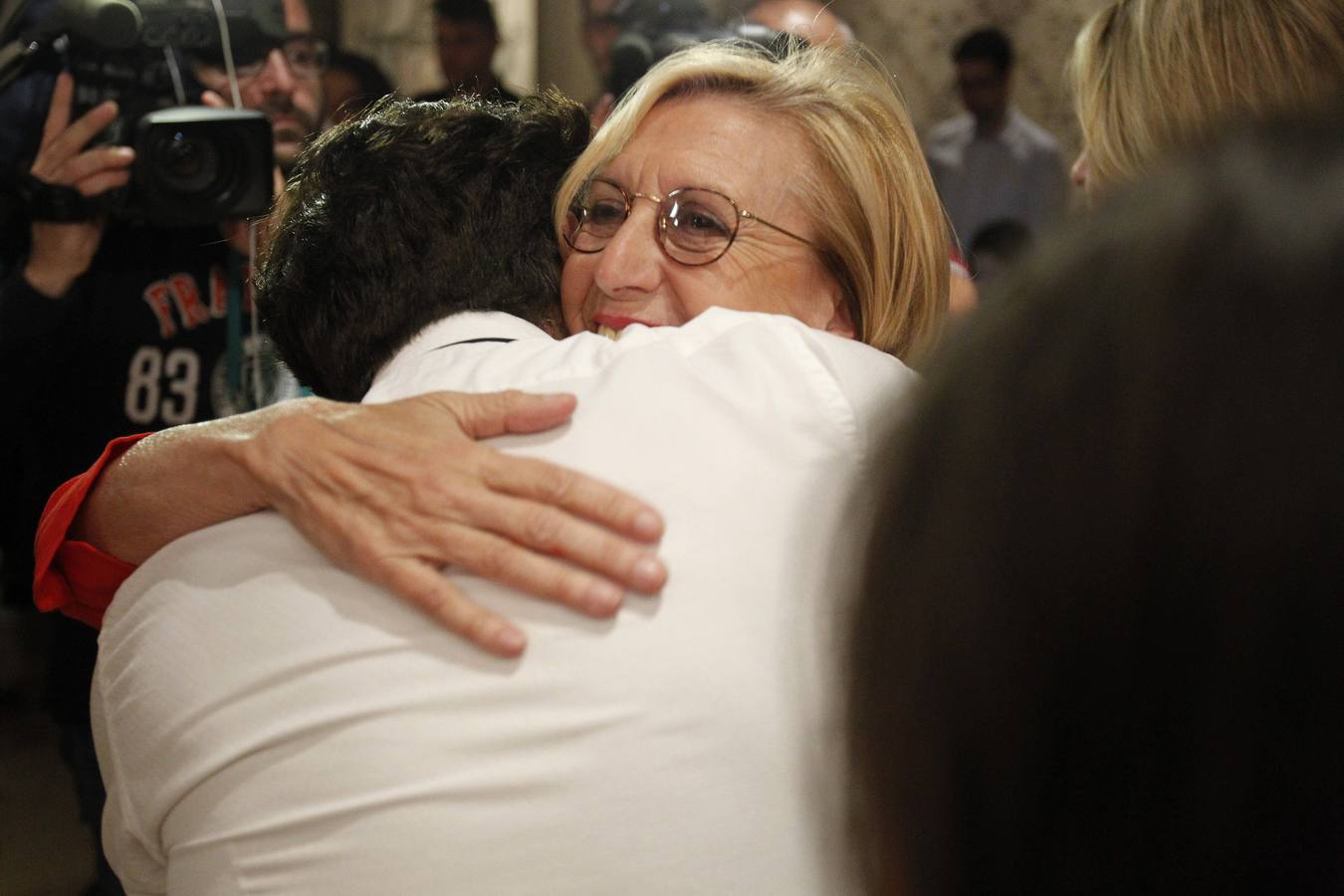 Rosa Díez, portavoz de UPyD, es abrazada por un simpatizante tras comentar los resultados electorales y anunciar que no presentará su candidatrura para el Consejo de Dirección del partido.