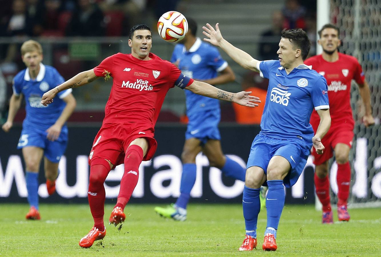 José Antonio Reyes, capitán sevillista en la final, disputa un balón.