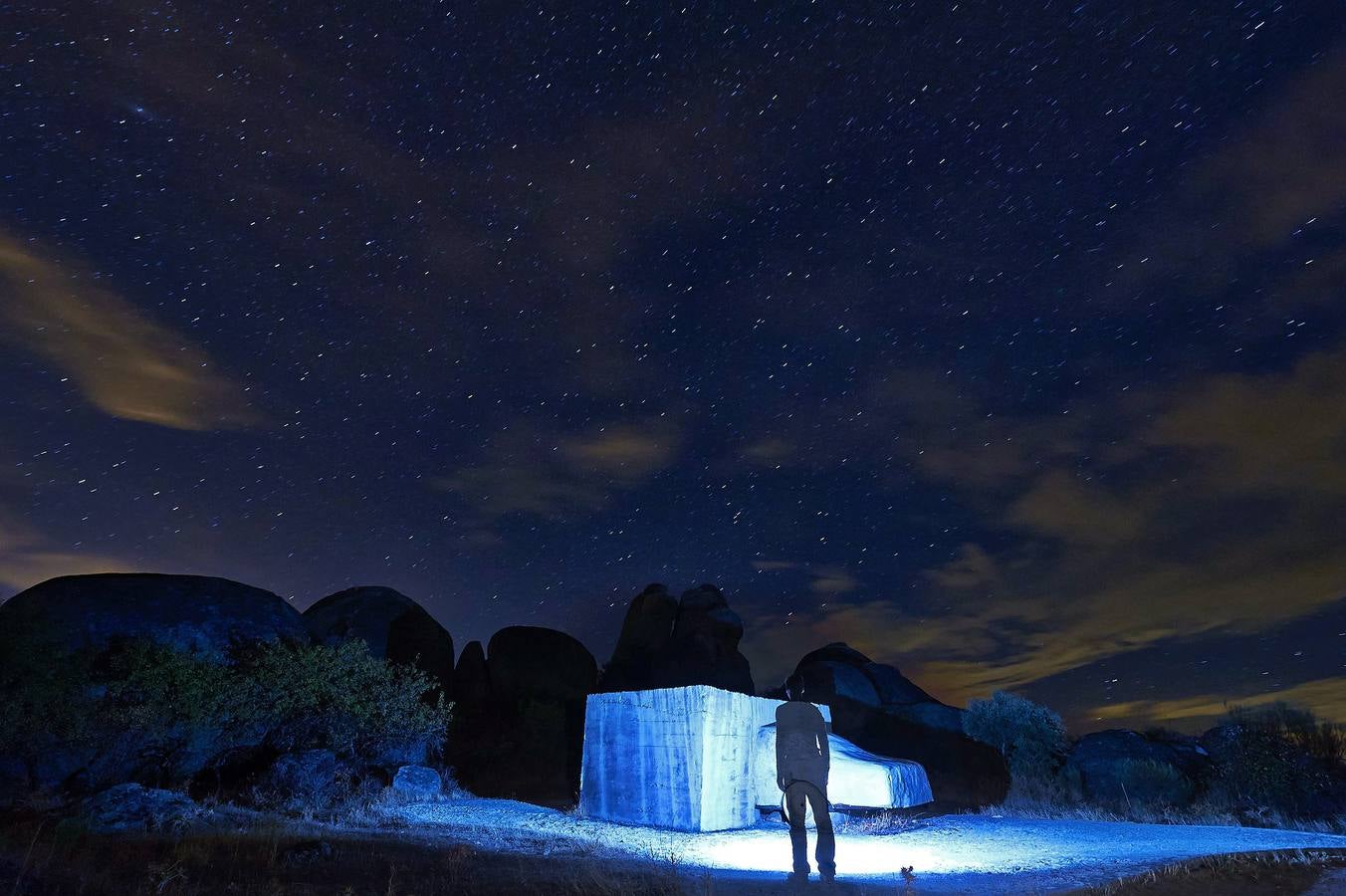 Autorretrato nocturno ante la escultura ambiente V.O.A.EX de Vostell
