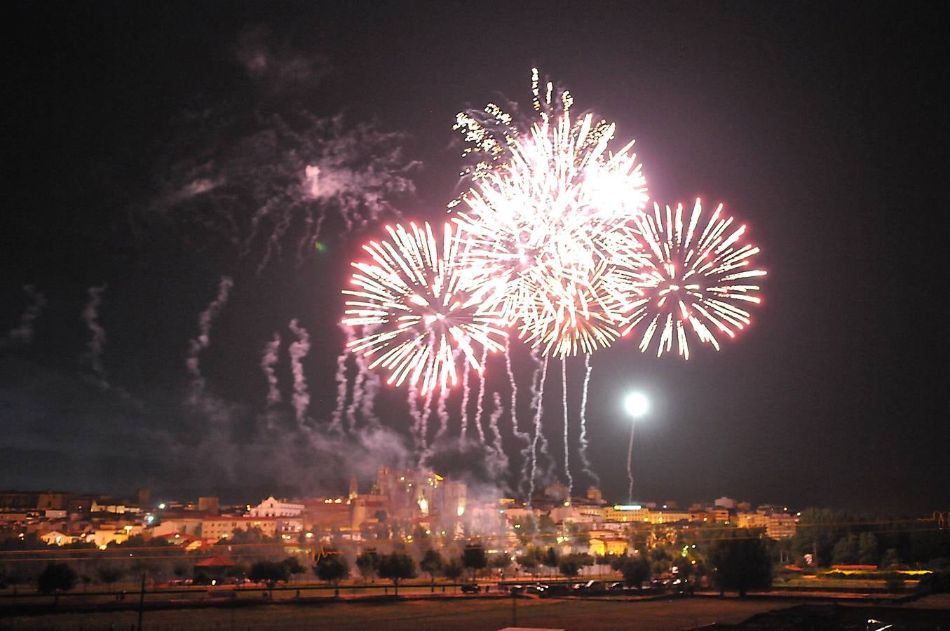 Miércoles, 10 de junio: Primer día de feria en Plasencia. Tras el chupinazo, el concierto de Siempre Así fue trasladado al pabellón del Berrocal por la amenaza de lluvias. Fotografías: HOY