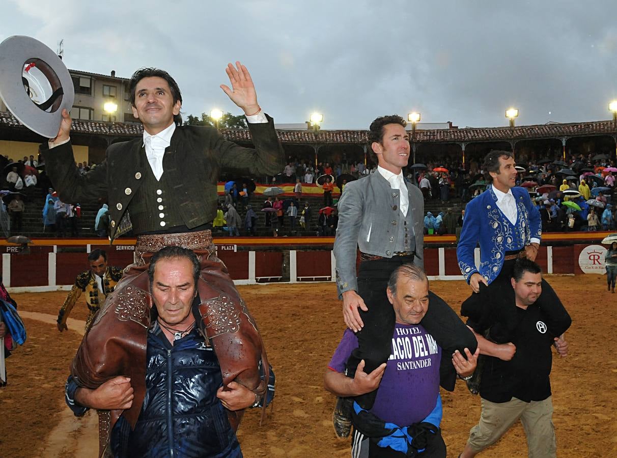 Chaparrón de orejas en Plasencia en una tarde de rejones pasada por agua