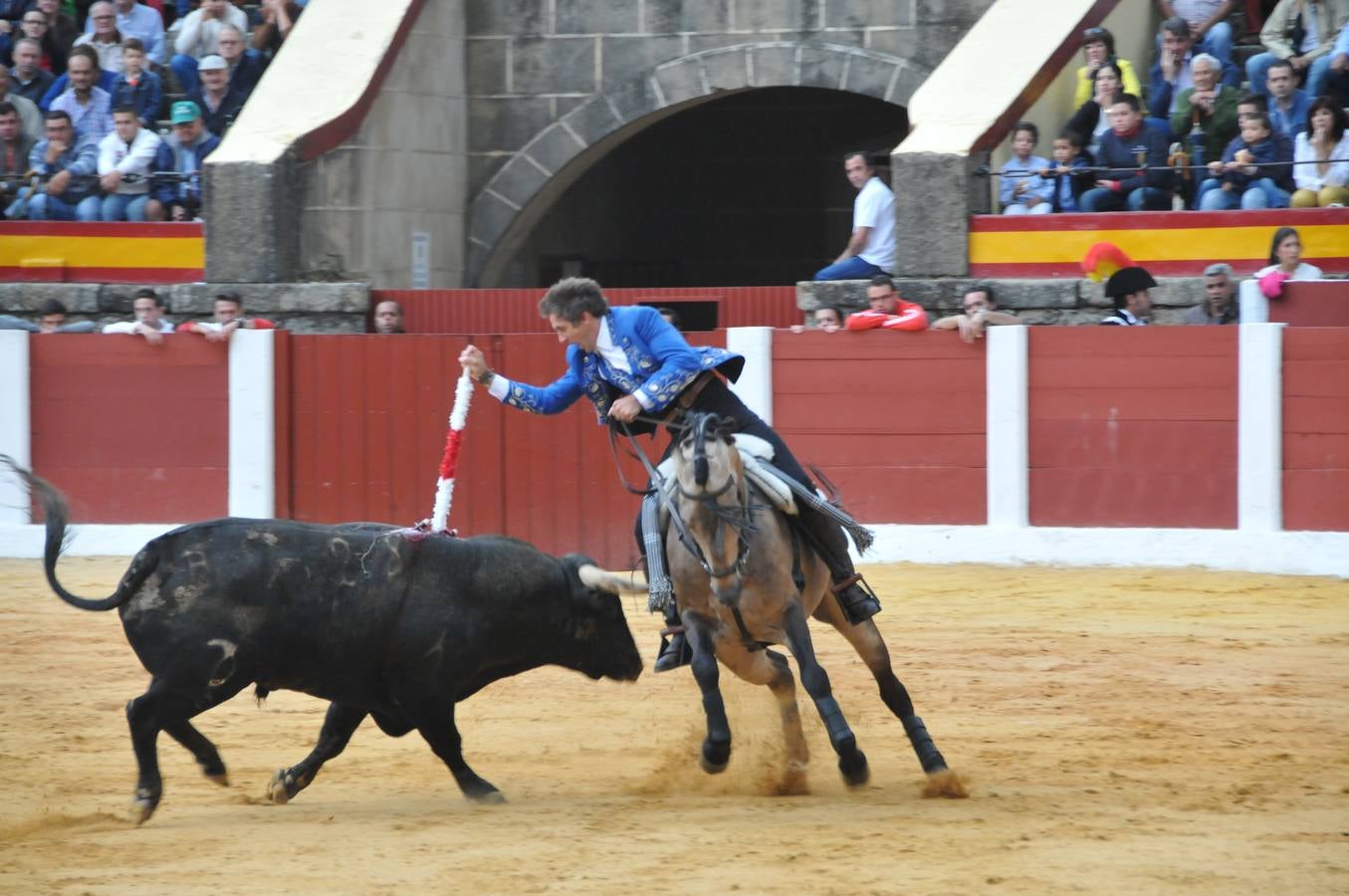 Chaparrón de orejas en Plasencia en una tarde de rejones pasada por agua