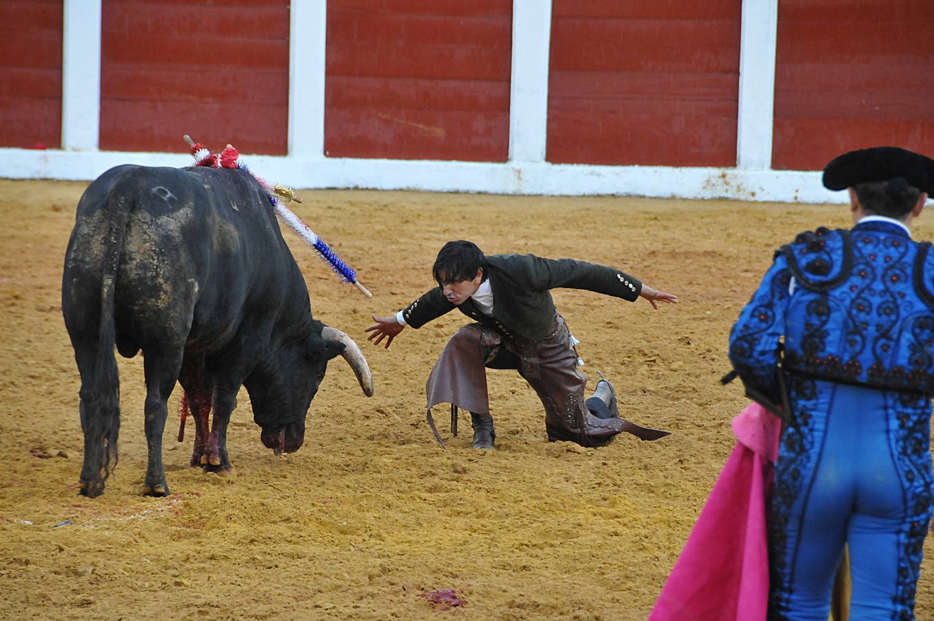 Chaparrón de orejas en Plasencia en una tarde de rejones pasada por agua