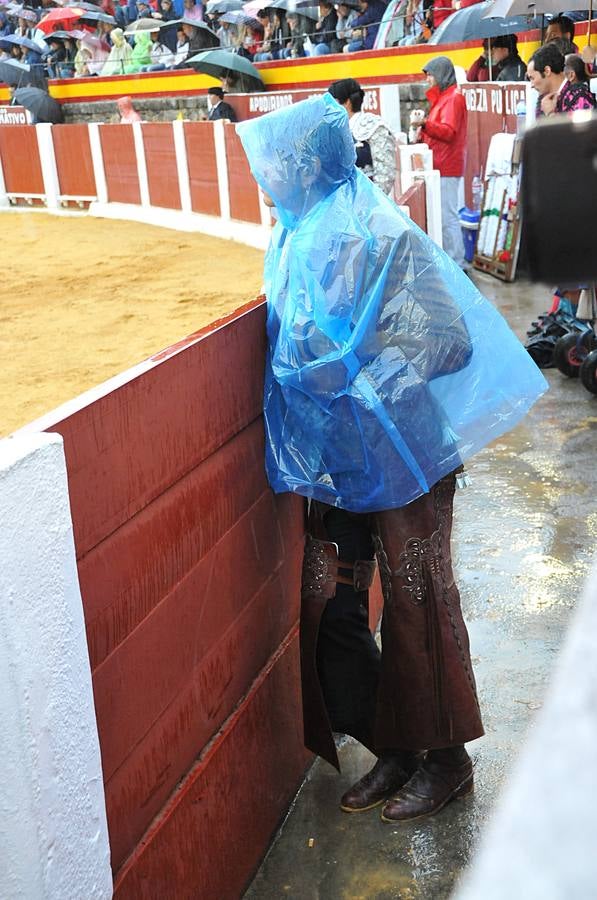 Chaparrón de orejas en Plasencia en una tarde de rejones pasada por agua