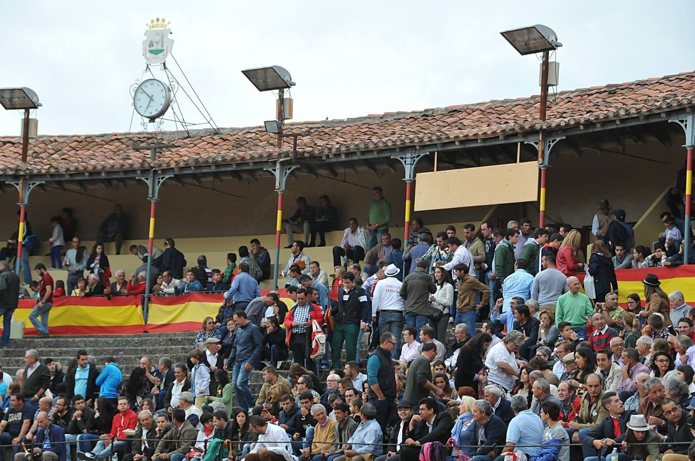 Chaparrón de orejas en Plasencia en una tarde de rejones pasada por agua