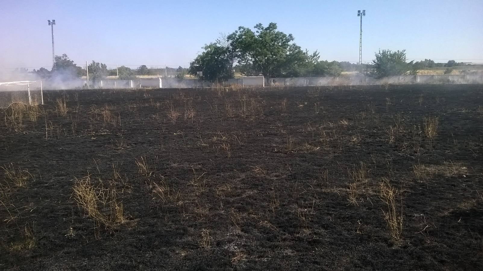 Los dos campos de fútbol de Novelda del Guadiana, pasto de las llamas tras el abandono